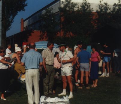 1989: Wie immer waren auch reichlich Zaungäste dabei die nicht dem Volleyball angehören.