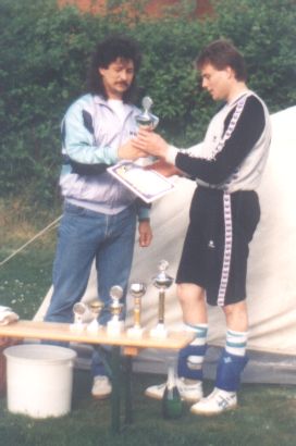 1991: Pokalübergabe von Abteilungsleiter Willex an den späteren Vallstedter Spieler Thomas Michaelis.
